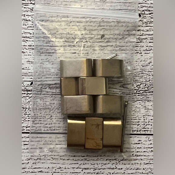 MARC by Marc Jacobs Women’s Wrist Watch. Gold-Toned Band. - Picture 9 of 12